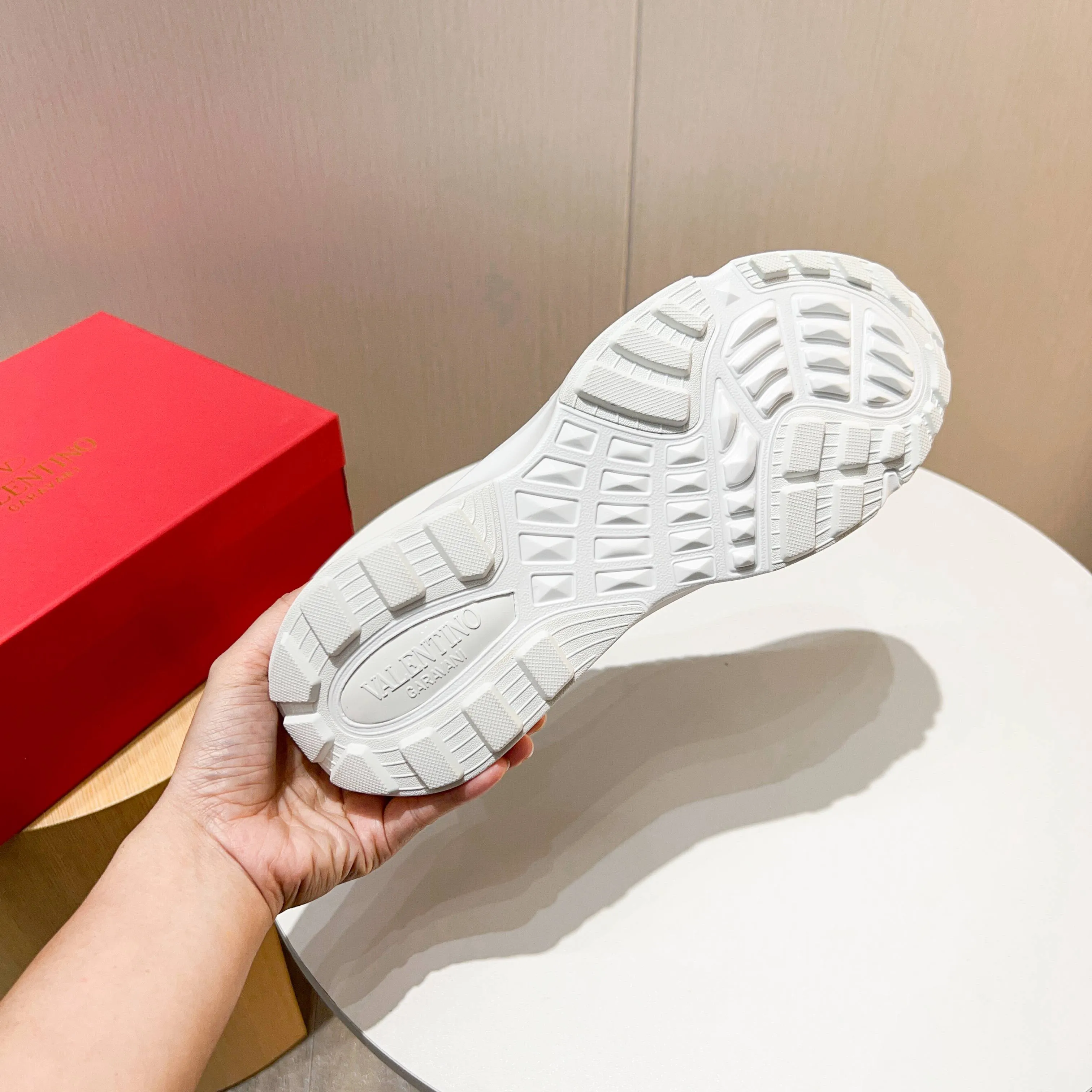Ex-factory price: 520💰𝙑𝙖𝙡𝙚𝙣𝙩𝙞𝙣𝙤/Valentino𝙑𝙏 The latest official website main model in early autumn Classic continuation💯Making goods all year round🎁Wannian classic series sports and casual shoes💥, a must-have trendy item all year round🏆Many stars and Internet celebrities have performed it🔥 The original version is developed one to one, perfect last shape, VT iconic logo, logo printing on tongue and upper, original full set of packaging, full oil edge on the upper, T men's men's shoes💰u ultra-light combination outsole Comfortable on the feet, not squeezing the feet, fabric/first layer of cowhide. Lining/cow lining💕 Standard size: 38-44 (45 can be ordered)